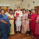 मुख्यमंत्री श्री पुष्कर सिंह धामी ने रविवार को मुख्यमंत्री आवास स्थित मुख्य सेवक सदन में प्रदेश के विभिन्न जनपदों से आए लोगों की समस्याओं को सुना
