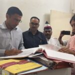 सब रजिस्टार कार्यालय विकासनगर में डीएम औचक निरीक्षण; पुराने विलेख पत्र रजिस्टर जब्त